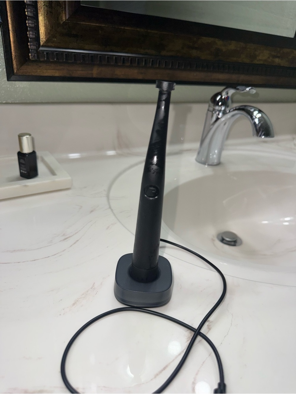 Flaus Black Electric Flosser and charger - Picture 10 of 10